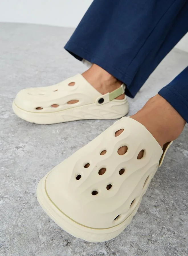 ستايلي كلوغز سادة بتفاصيل مفرغة مع رباط خلفي بإبزيم